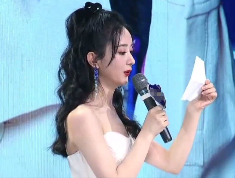 赵丽颖活动上收到粉丝信，现场读信泪汪汪，肉嘟嘟脸颊成焦点