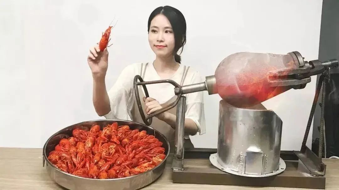 凭自己努力走红的8位女网红，一个比一个拼，有人因一条裙子爆火