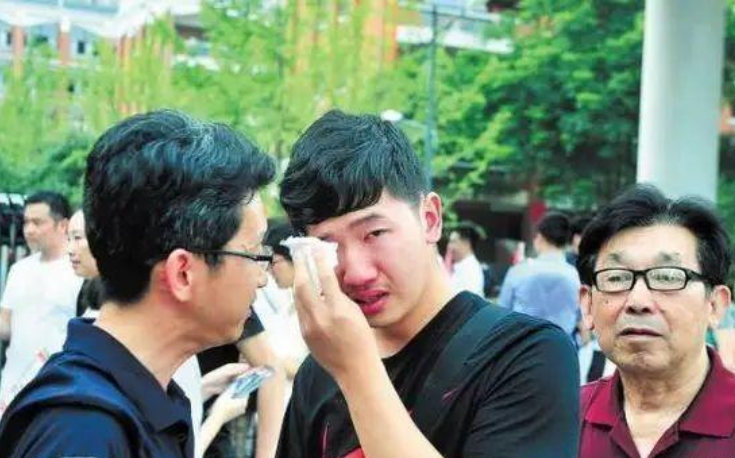 我国高考历史上，最难的三次数学考试，学生都是哭着走出考场