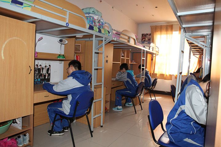 学生高考完才知道，住校和走读的差距有多大，选错了可能会后悔