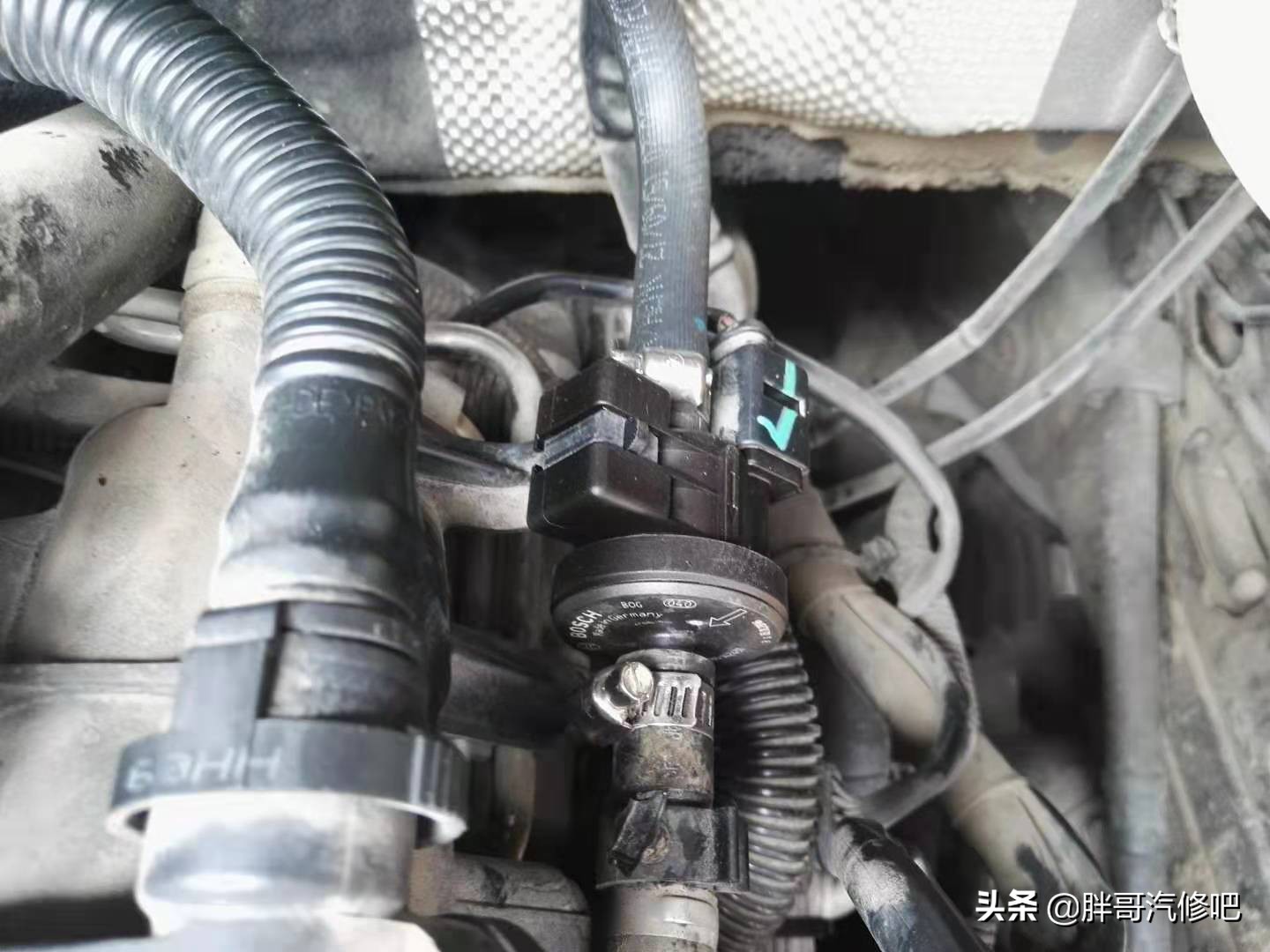 奥迪发动机漏油，刹车真空泵维修，热车启动困难更换碳罐电磁阀