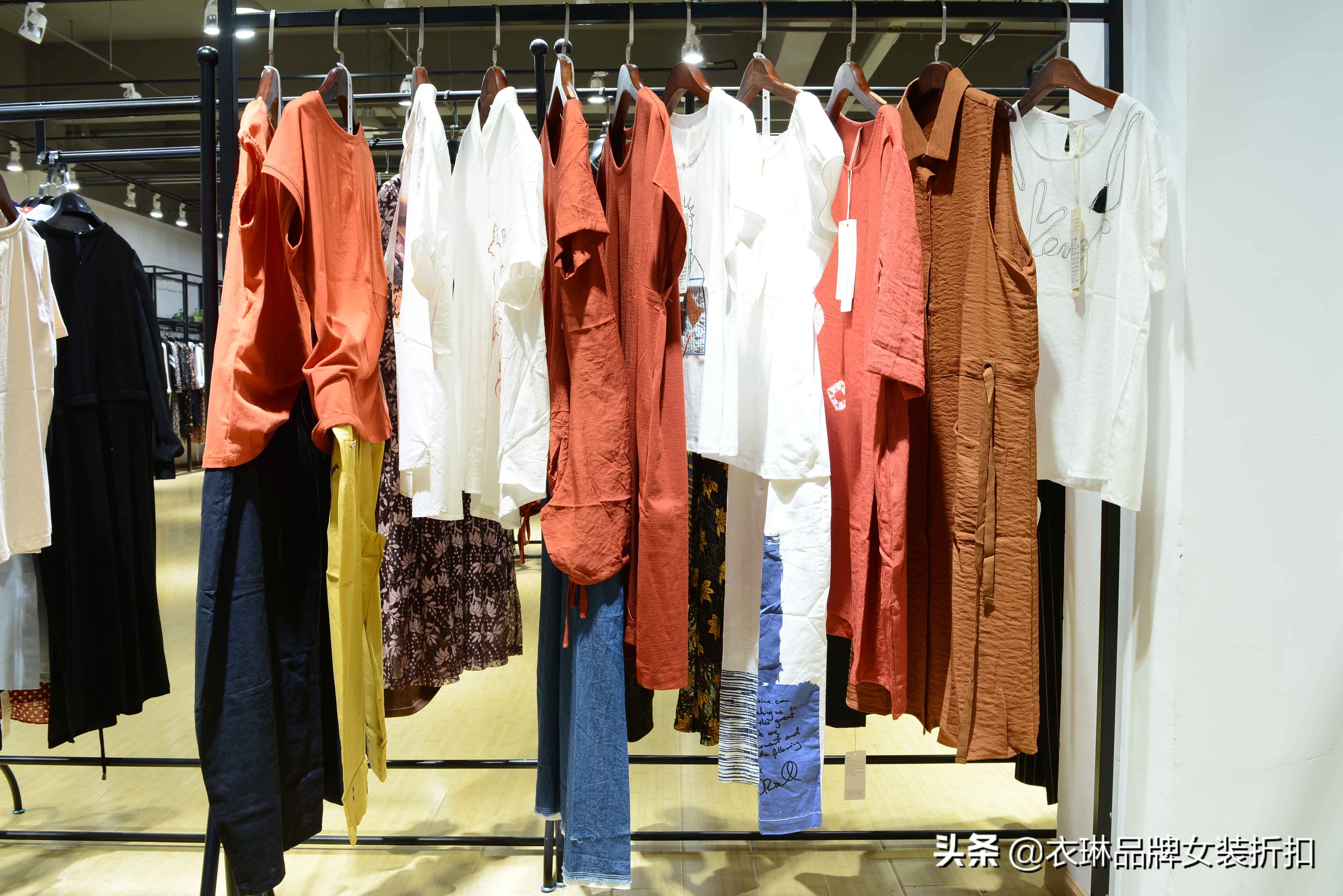 开一家品牌折扣女装店要准备多少钱(开服装店需要多少钱)