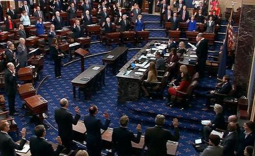 既无“枪杆子”又无“钱袋子”，美国最高法院为何拥有无上权力？