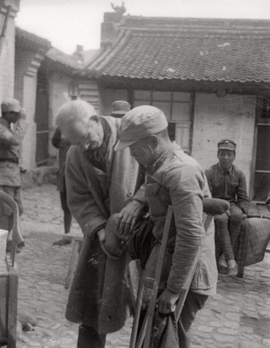 1938年毛主席接见白求恩，随后白求恩在日记中写下：这是一个巨人