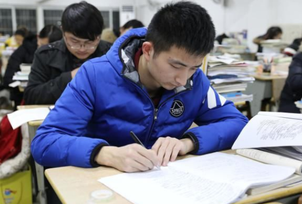 高考满分作文《酒》，全文没有一个酒字，却散发着浓浓的酒香