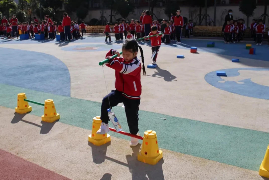 南阳市第二完全学校幼儿园萌娃出击 快乐运动