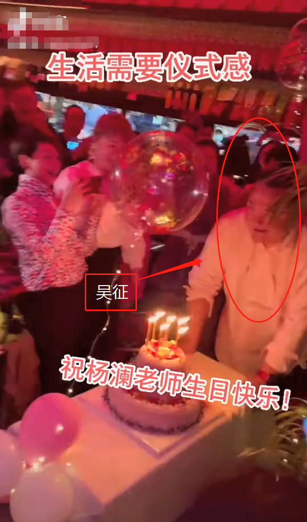 53岁杨澜罕见秀恩爱，与富豪老公深情拥吻，为庆生壕摆9个蛋糕