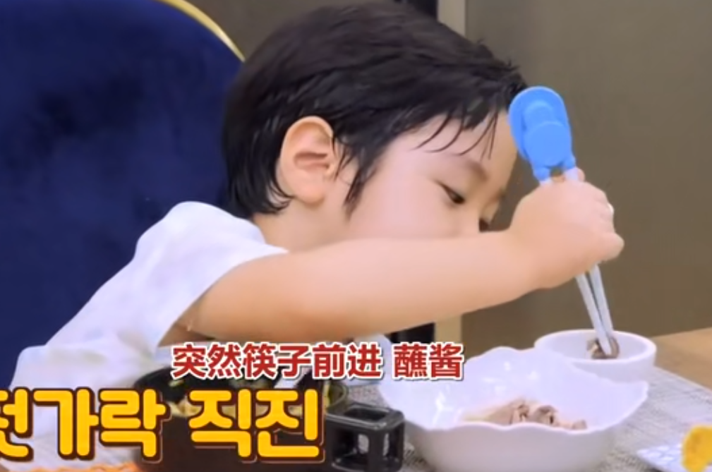 和4岁的儿子亲嘴两次，每天让他喝饮料，蔡琳成为妈妈合格吗？