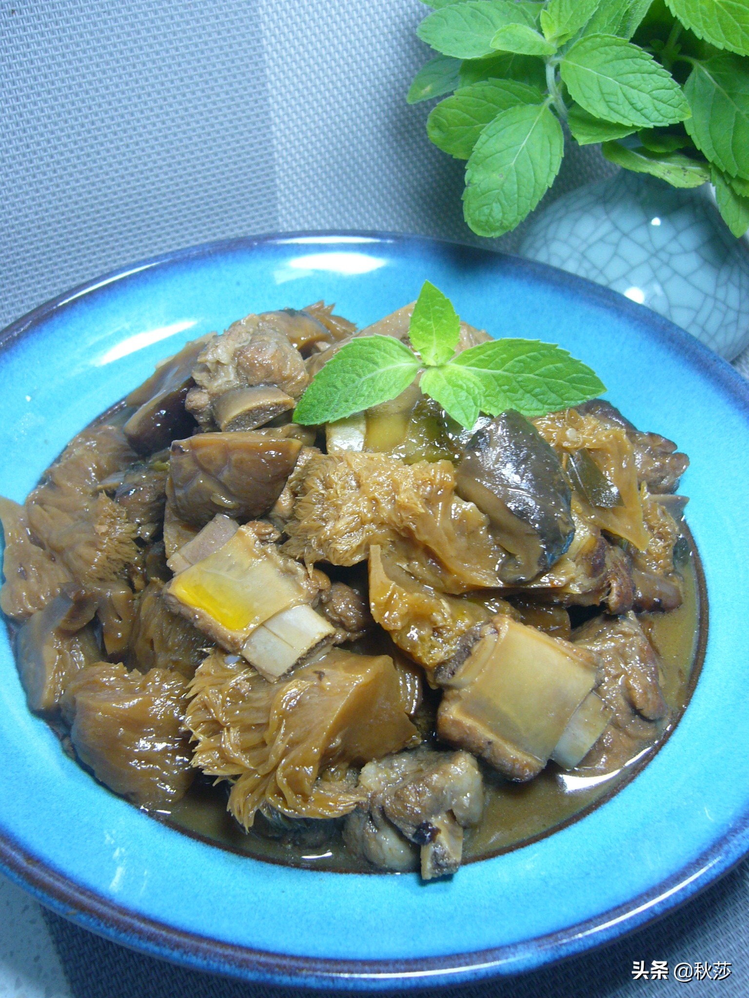 猴头菇排骨汤的做法(鲜美滋补，家常排骨猴头菇)