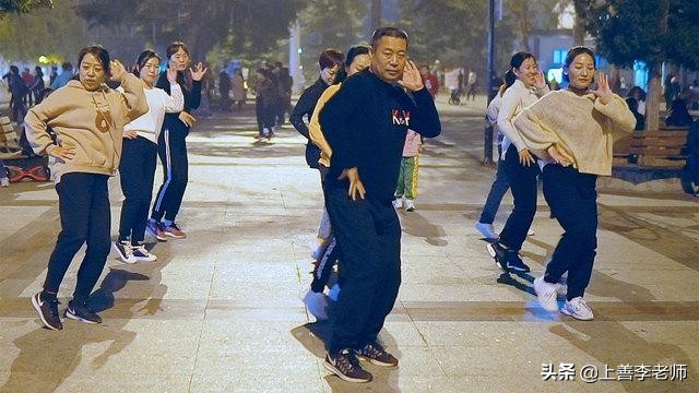 高校女生夜晚在男寝楼下“跳舞”，舞姿卓越，男生：这谁顶得住？