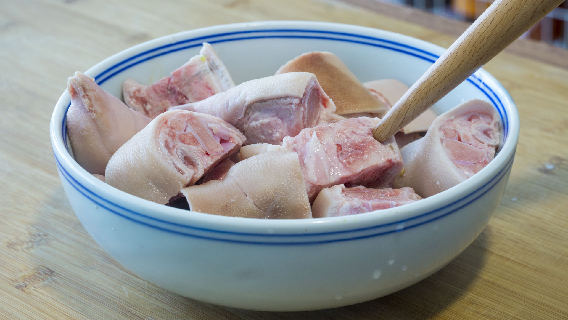 秋冬干燥寒冷，女人要多吃6种食材，补水又驱寒，面如桃花显年轻