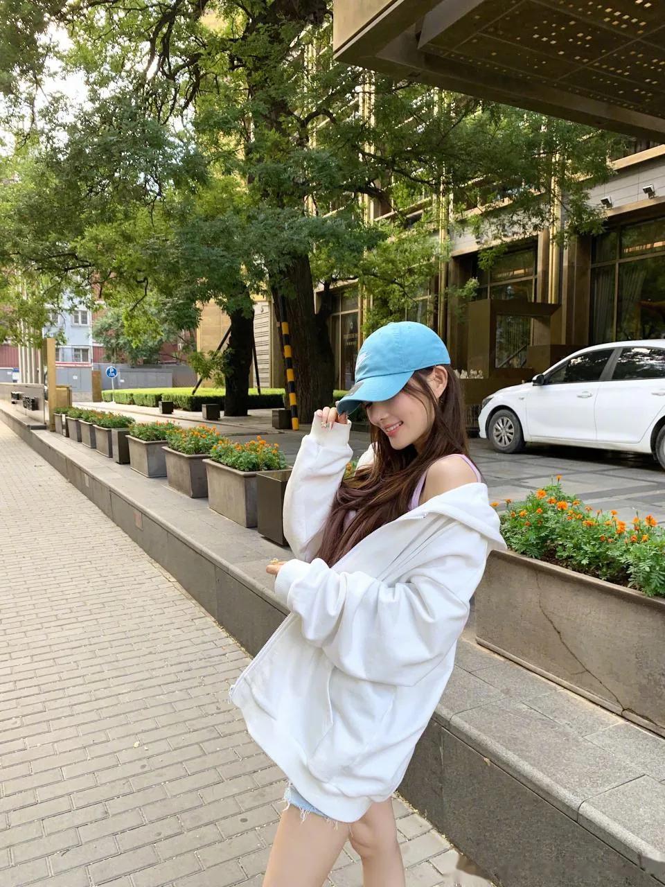 李小璐曬熱舞視頻，臟辮、絲襪造型被網友群嘲像村姑