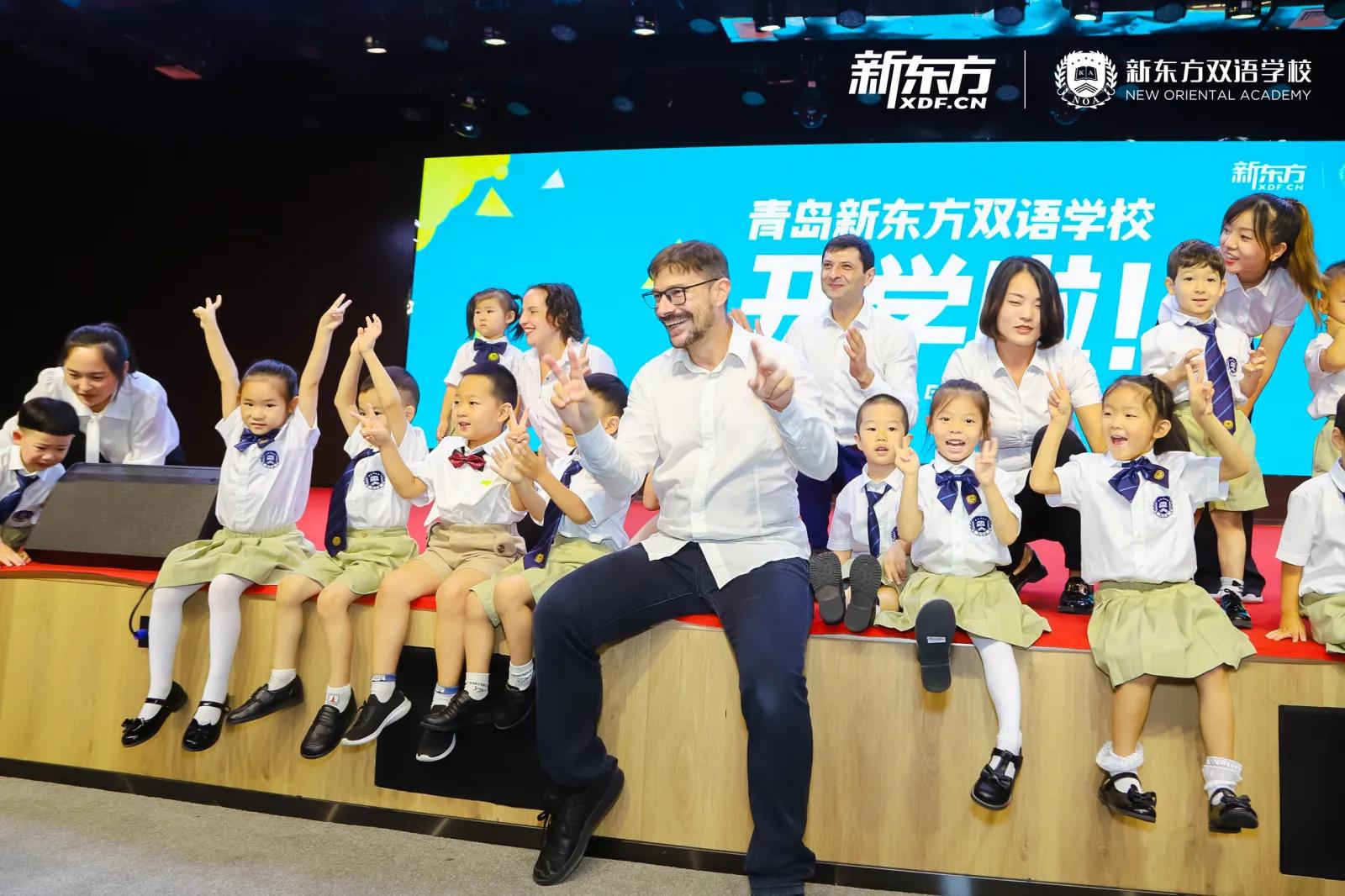 青岛新东方双语学校在平度举行开学典礼，俞敏洪亲临现场迎新祝愿