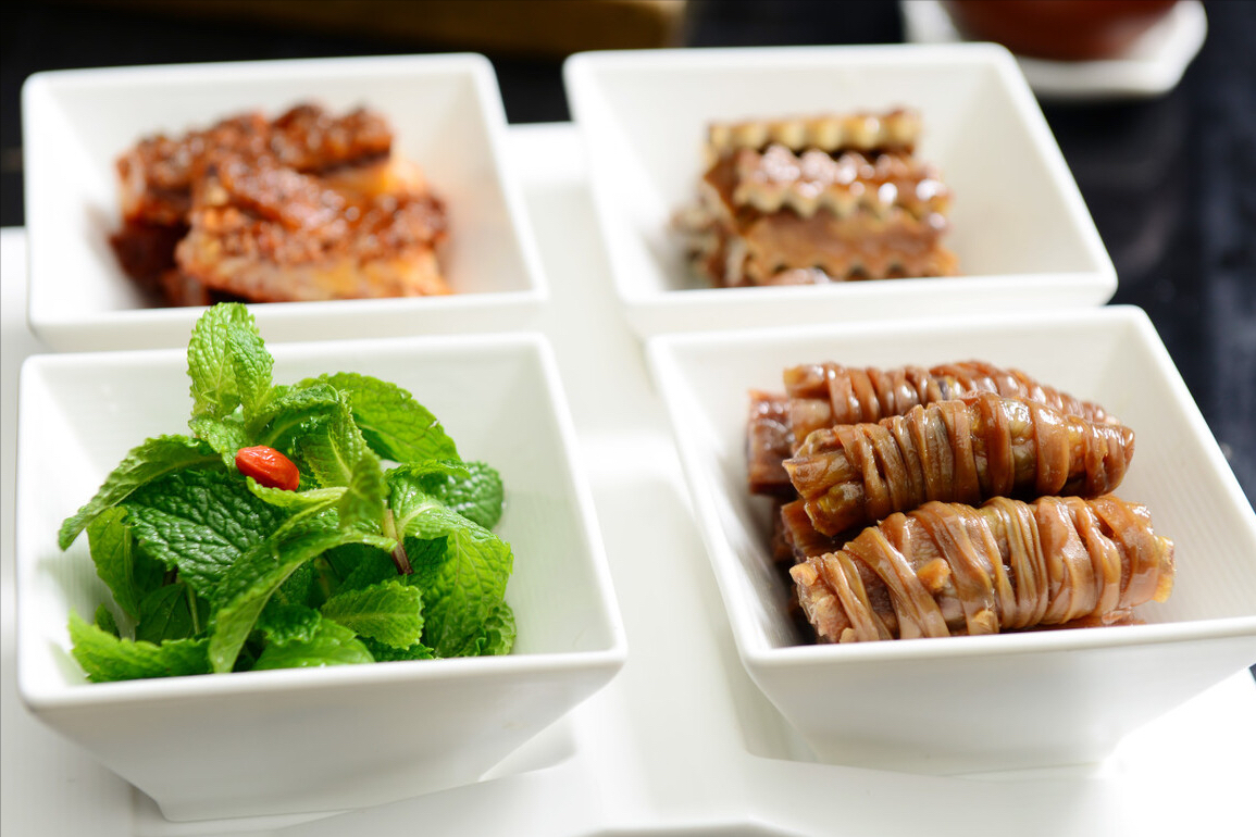 青岛必尝十大美食：海鲜烧烤啤酒香，鲁菜经典回味长