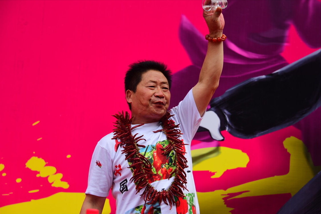中国辣王李永志：一餐5斤辣椒配白酒，32个魔鬼辣椒击败印度老人
