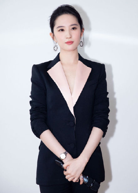 女神刘亦菲时尚大片曝光,西装配皮裤飒气十足,仙女耍酷不一般