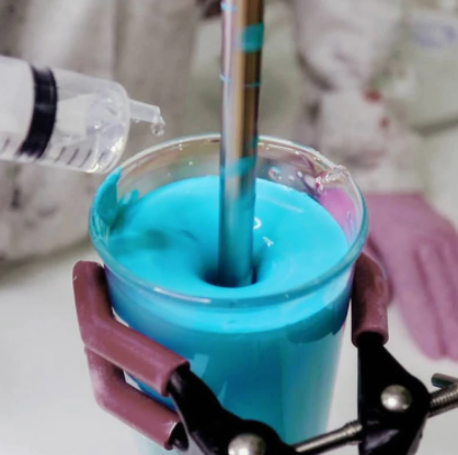 英国艺术家怒撕奢侈大牌！“山寨”世界最贵蓝，要解放颜色？