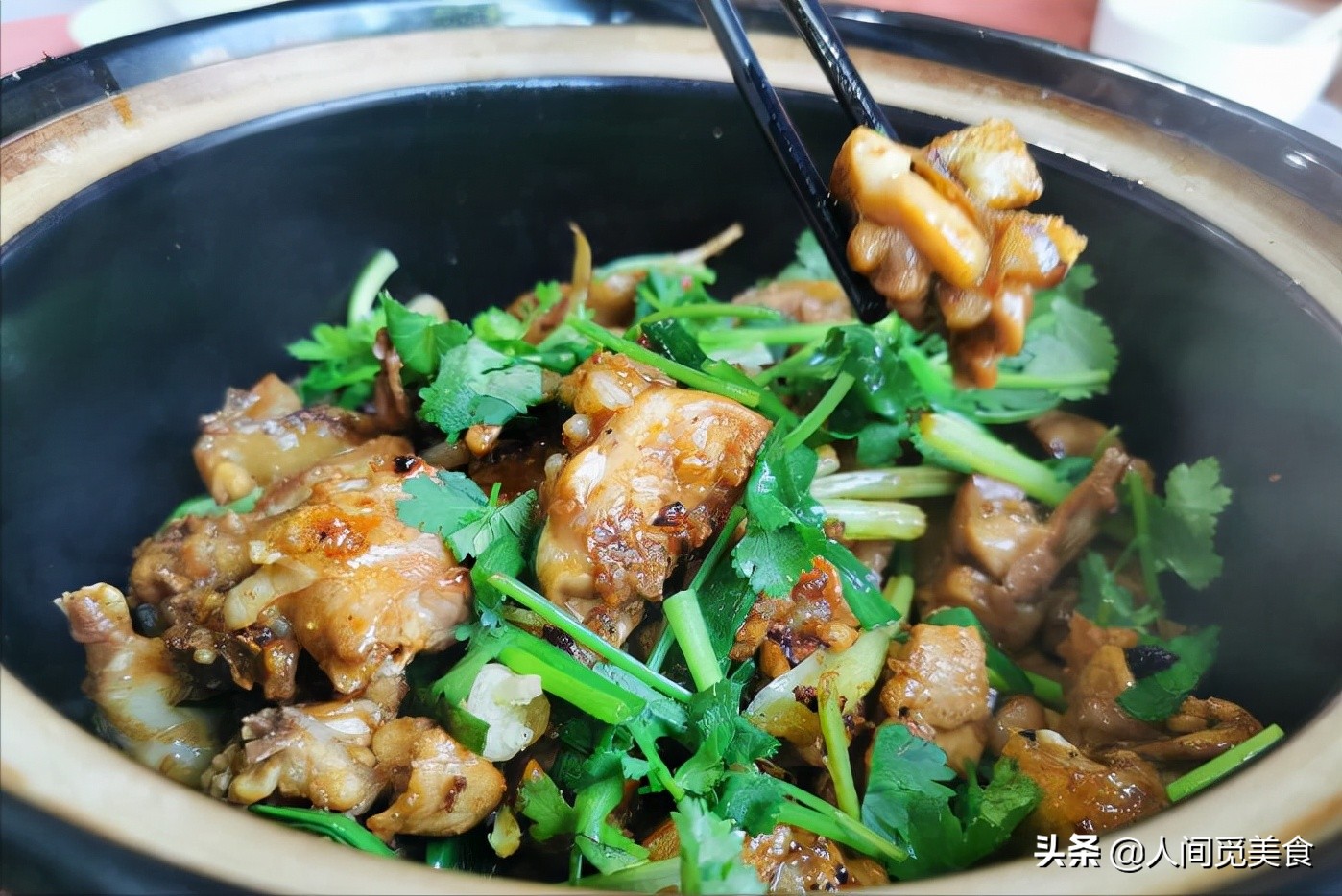 广东偏僻小镇上的大排档，焖苦瓜和煎酿三宝不错，有儿时的味道