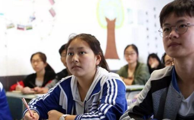 初中生的“标准发型”出炉，男生是很短的寸头，女生的也是很短