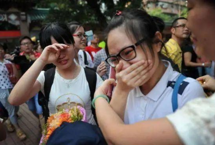 我国高考历史上，最难的三次数学考试，学生都是哭着走出考场