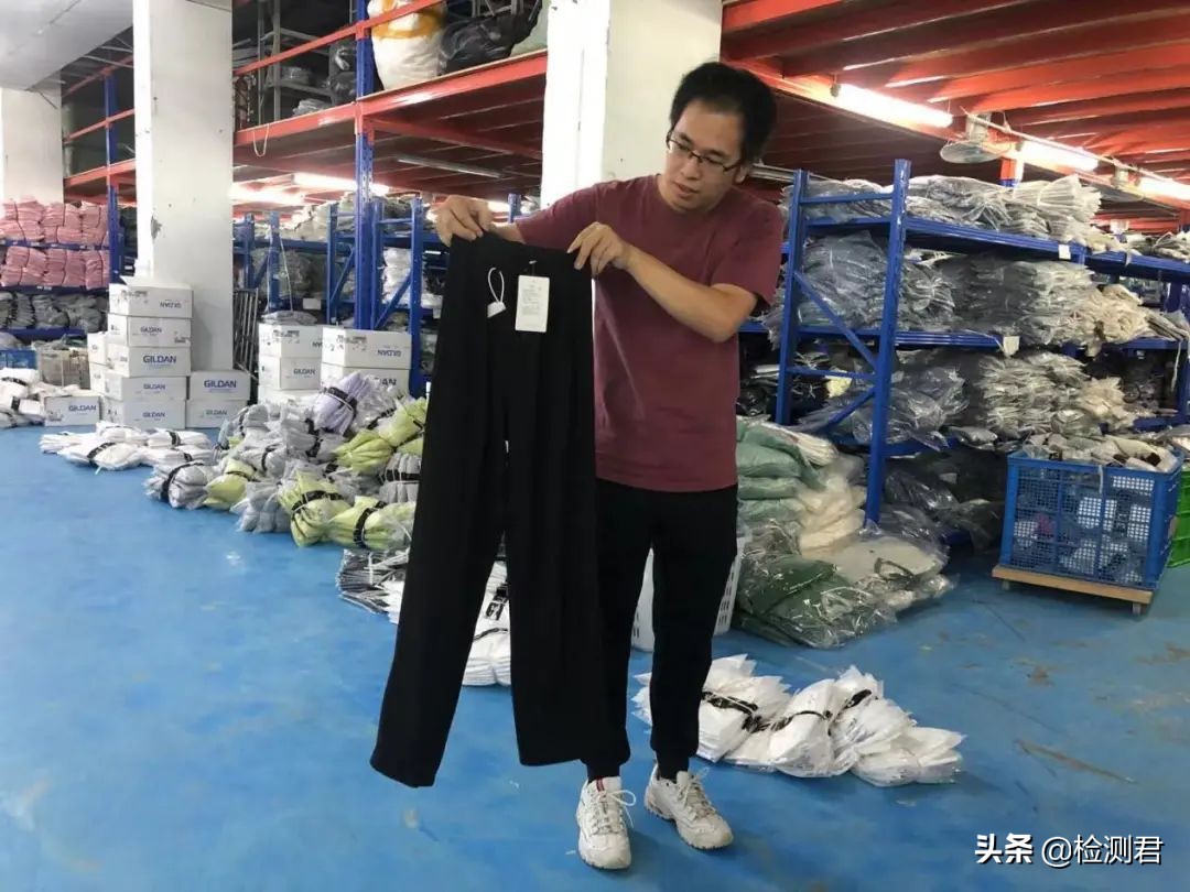 “看起来一样”的两件衣服，为啥一件800，一件80？