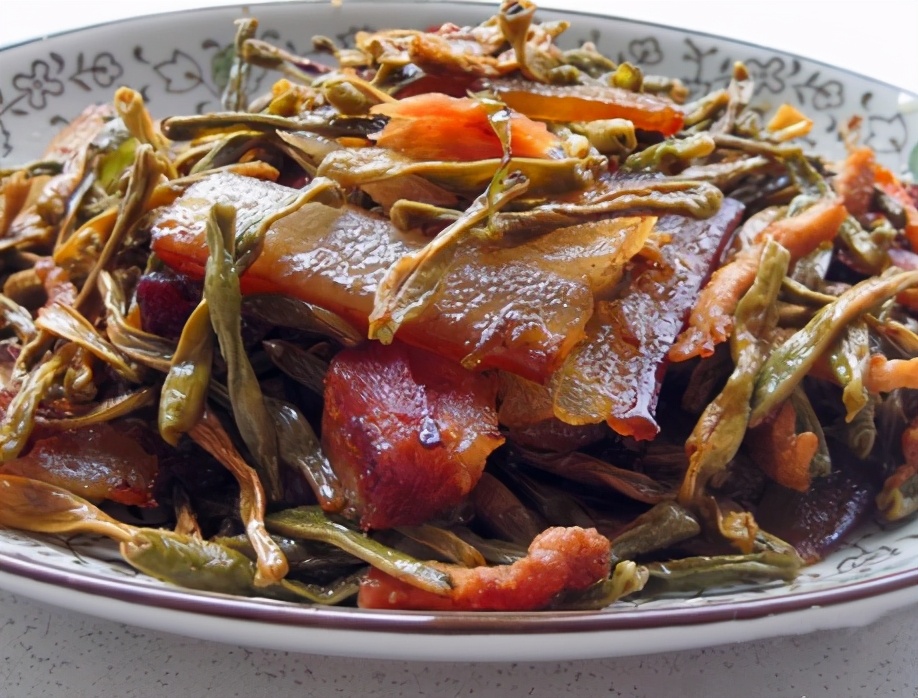 我家每年要囤15斤的菜，和腊肉是绝配，一泡一炒鲜香十足，解馋