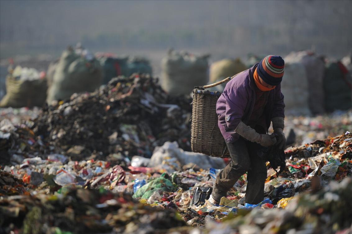 什么地方捡破烂挣钱(揭秘拾荒者行业的收入水平)插图(1)