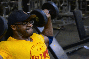 基因改变不了，可以通过技巧改变肩宽，倒三角体型这样练