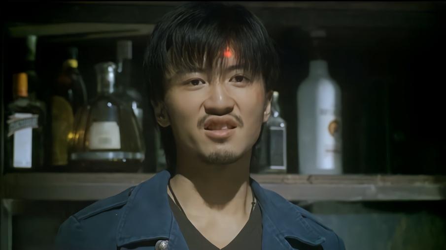 《男儿本色》里,谢霆锋饰演警察陈晋,他的存在几乎就是为了报仇.