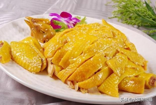 盐焗鸡皮软肉嫩，浓香诱人，一如张先《醉垂鞭》里的美女沐浴芳春