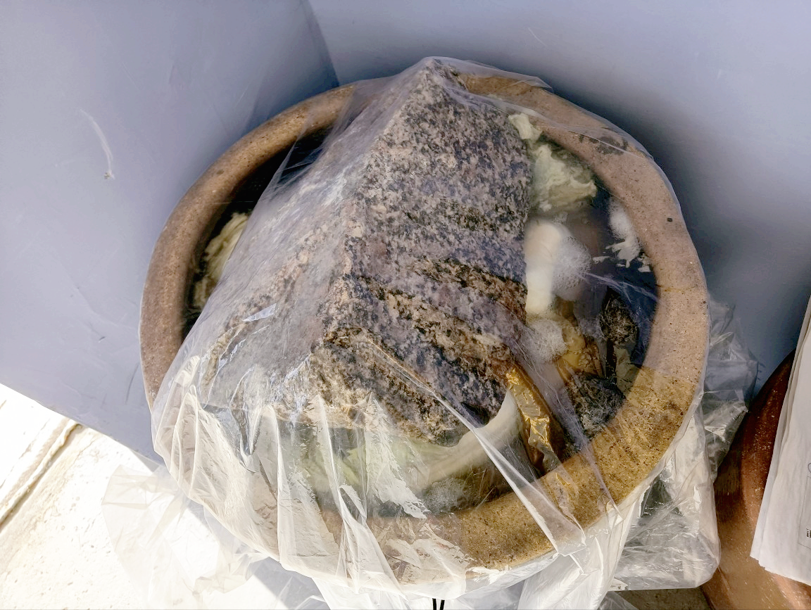 每年冬天,奶奶都这样腌上一缸酸菜,不发霉不怕烂,放一年都不坏