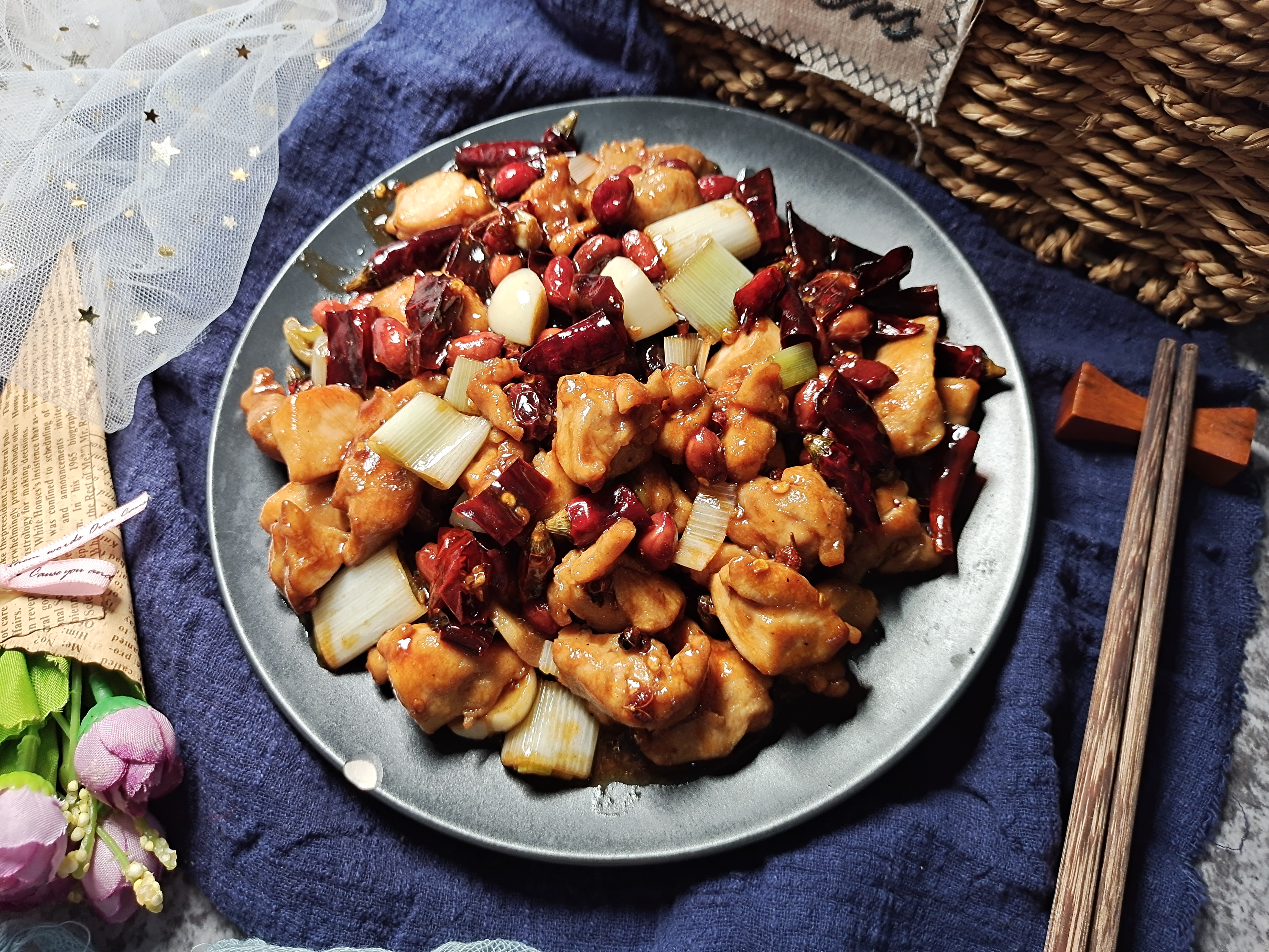 2.宫保鸡丁鱼丝是四川有名的川菜,全国几乎所有的川菜馆都有.