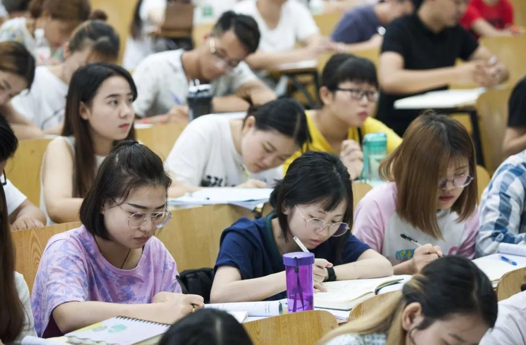 山东54岁砌砖大叔参加高考，成功考上大学，网友盛赞不已