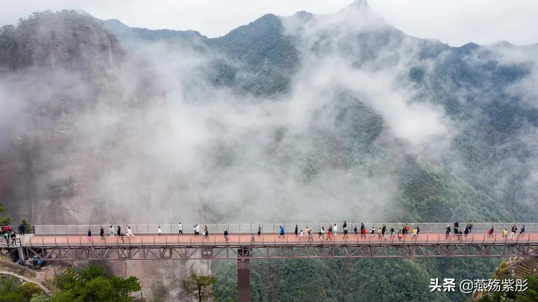 空山新雨后，景色分外娆，竹筏水上行，诗意盎然时，你心动了吗？
