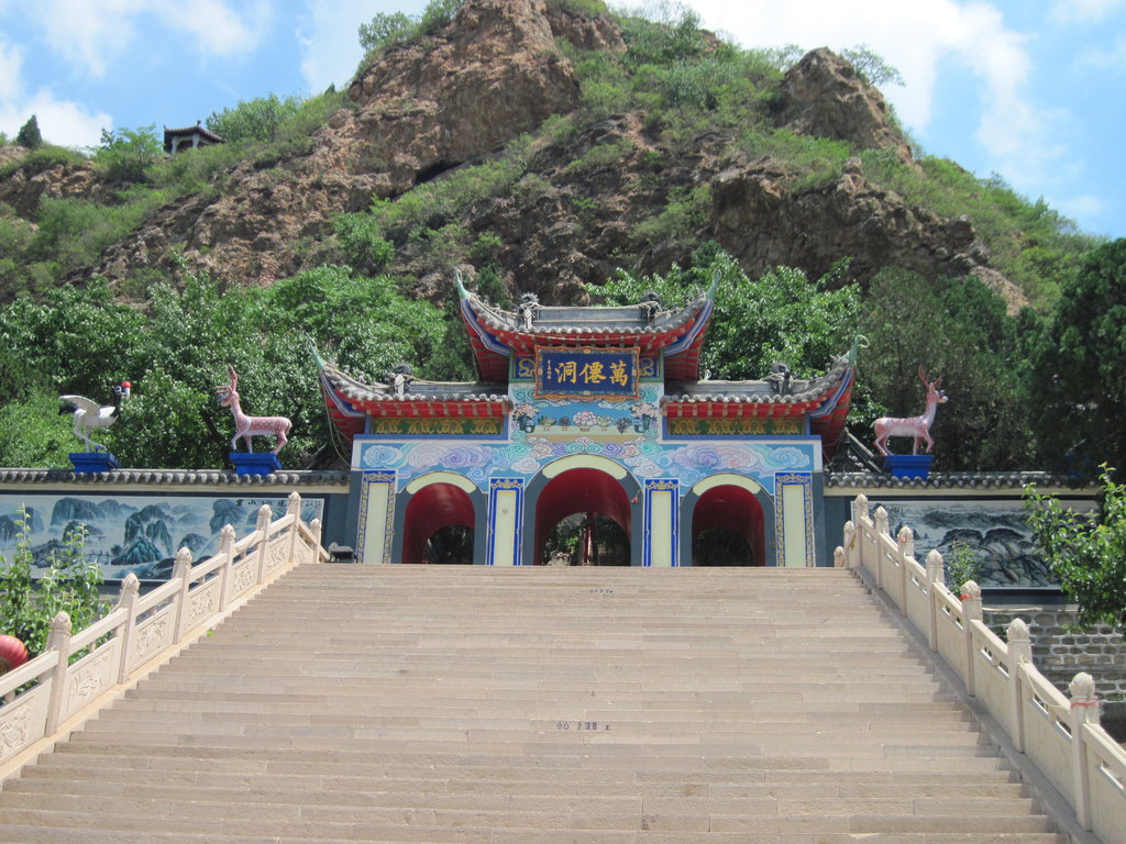 公園由首山景區,螺峰山景區和夾山景區組成,首山景區內有老虎山,蜘蛛