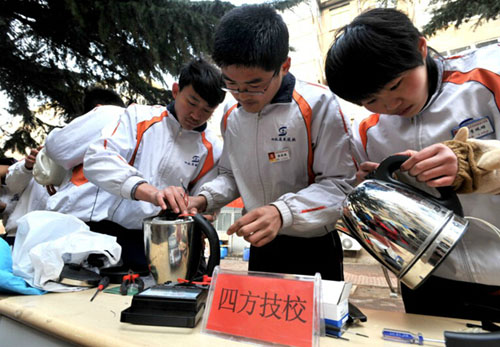 中考成绩不上不下，选“好技校”还是“烂高中”？毕业后差距明显