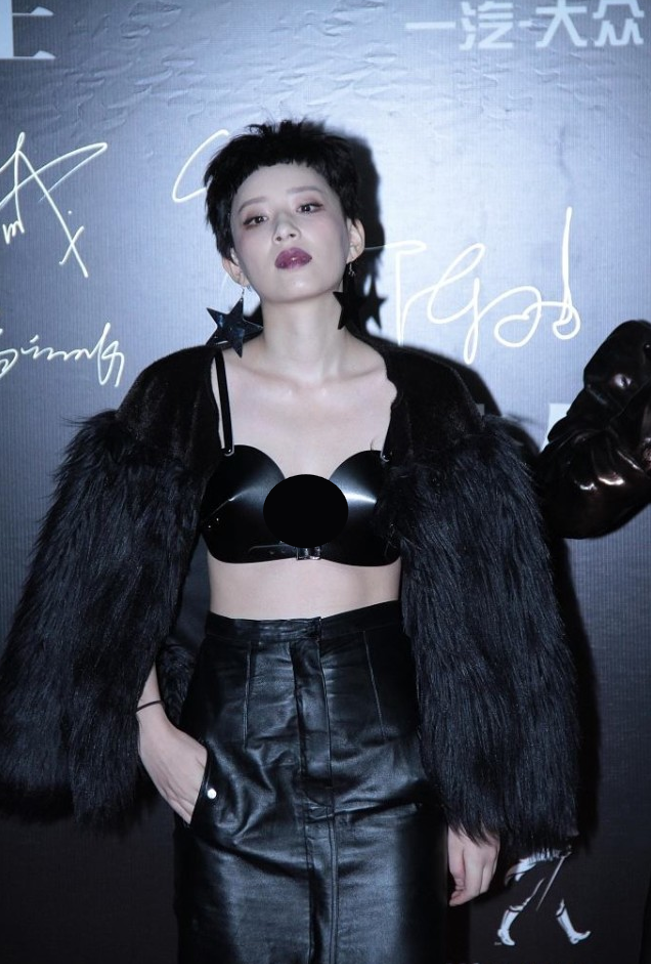 短发的女人时尚感太强了，李斯丹妮这造型，一般人轻易还是别学了