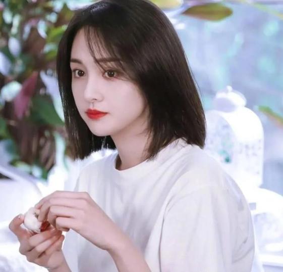 先上精华液还是爽肤水(先用精华液还是爽肤水)