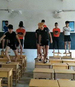 搞笑gif图:小伙子,你这样吃面,容易挨揍