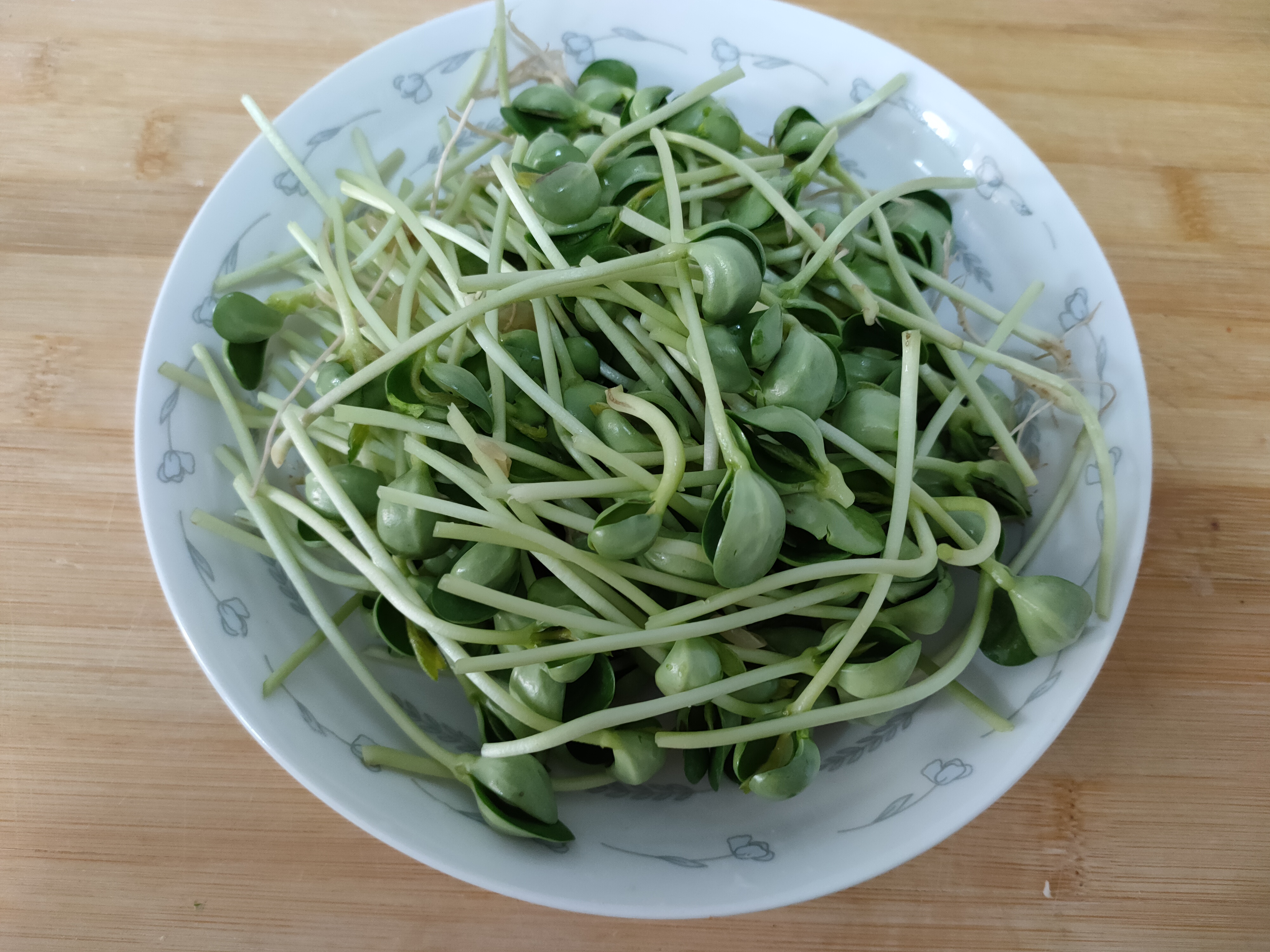 立夏过后，蘑菇和豆苗是绝配，简单烹饪营养高，清脆入味