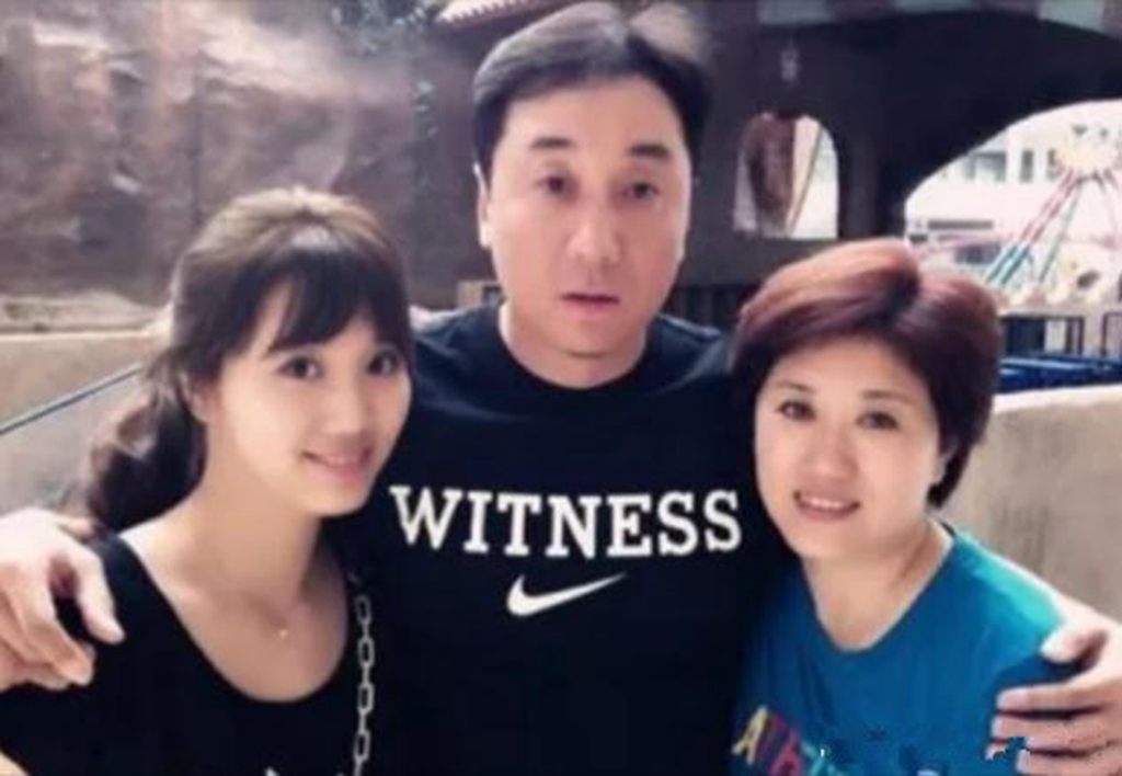 王菲为什么喜欢nba(前男篮主帅王非近况：面容已苍老，妻子却年轻如少女，女儿长相美)