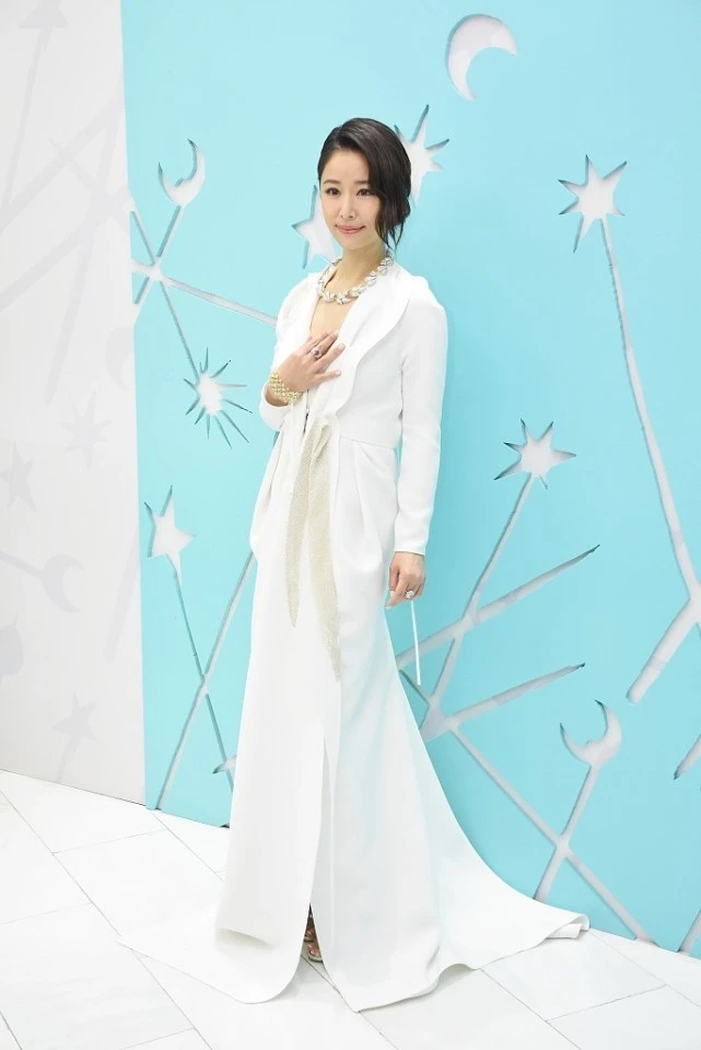 林心如身材好气质佳,硬把礼服穿成"白大褂",造型师在想什么?