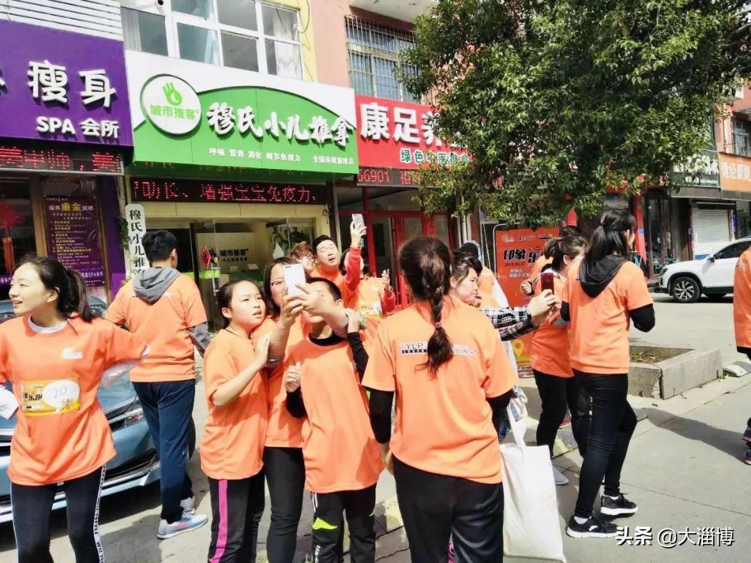 惊奇！今天淄博街上百余橙衣人一起约“跑”！原来是为了...