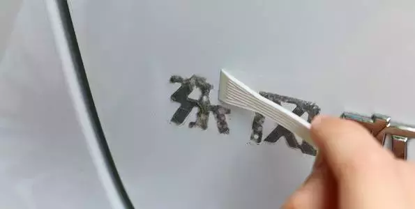 撕不掉的痛！车贴怎么清除才不伤车？