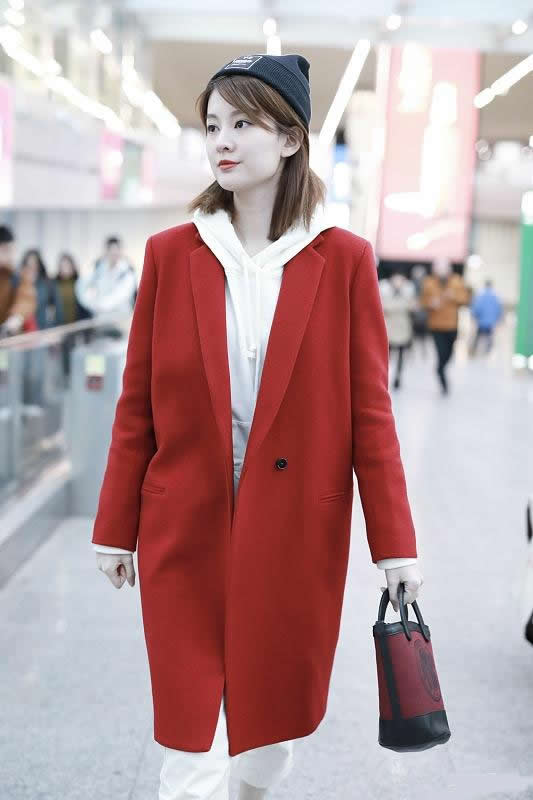 过年怎么穿？学乔欣穿红色大衣搭白色连帽卫衣加白裤子，超好看
