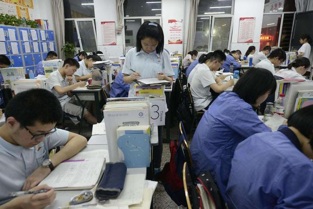 新高考模式对3种学生“很不利”，高二再改很难，高一学生要避免