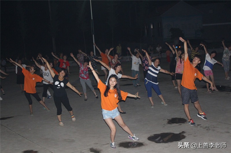 高校女生夜晚在男寝楼下“跳舞”，舞姿卓越，男生：这谁顶得住？