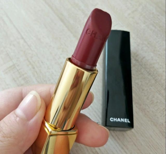 口红过期的四个征兆，别再傻傻涂了，快看看你的口红有问题没