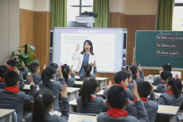 女教师因怀孕坐着上课，遭校长点名批评，如此规定被质疑不近人情