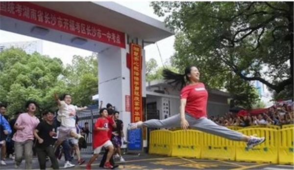 女儿高考分数超600，妈妈开心到喝断片，这种“丢人”谁不想体验